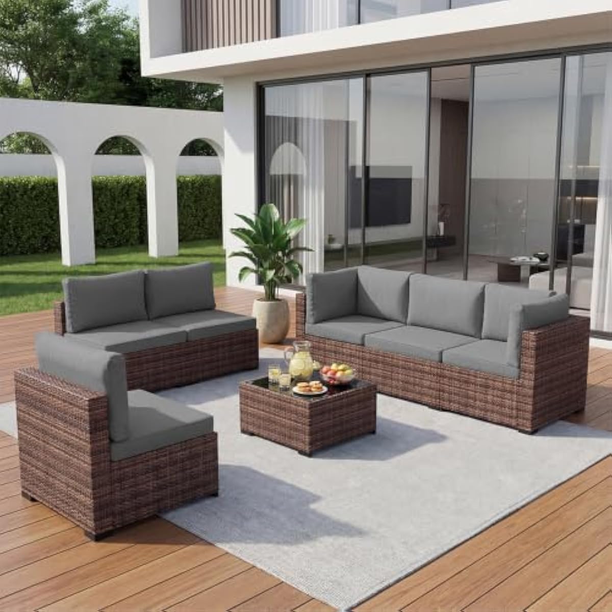 Outdoor Furniture Grey - 耐候性に優れた7点セットのラタン製パティオ家具。モジュール式のコーナーソファとアームレスソファ、ガラス製のコーヒーテーブル、取り外し可能なグレーのクッションが付属。